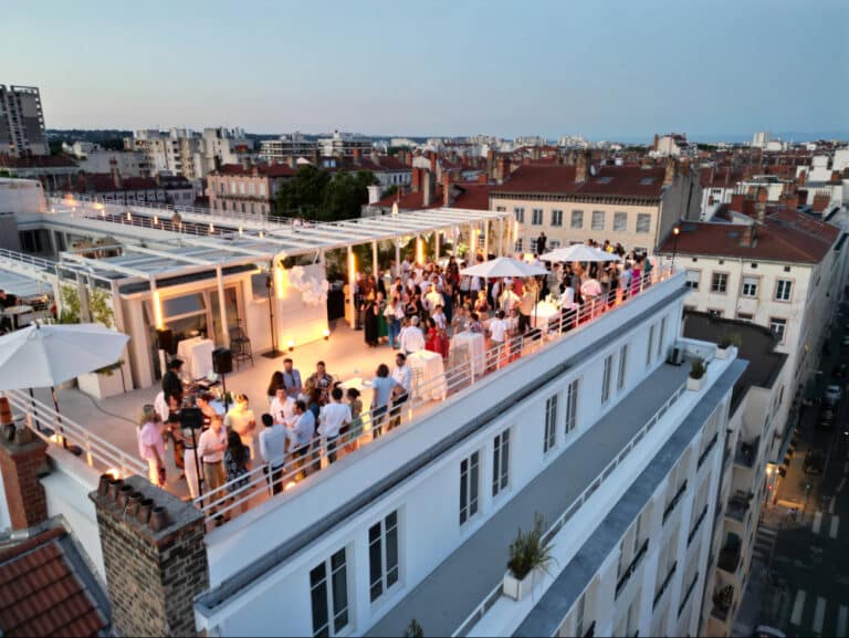 Soirée des 25 ans du Centre Ophtalmologique Kléber sur un rooftop à Lyon, organisée par Midi Pile